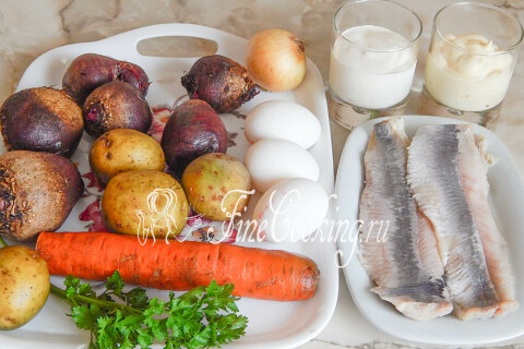 Продукты для Селедки под шубой: сельдь, свекла, морковь, картофель, яйца, лук, майонез и сметана