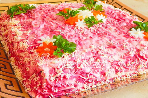 Салат Селедка под шубой, украшенный желтком и свежей петрушкой