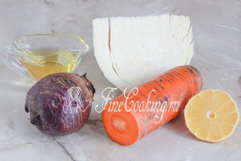 Продукты для салата Щетка: белокочанная капуста, свекла, морковь, лимон и растительное масло