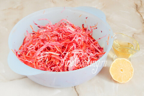 Салат из капусты, свёклы и моркови поливается лимонным соком и растительным маслом
