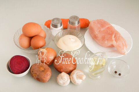 Продукты для салата Снеговик: куриное филе, шампиньоны, лук, картофель, морковь, яйца и майонез.