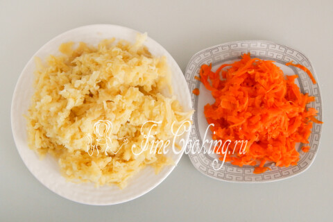 Отварные картофель и морковь, натёртые на крупной тёрке.