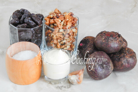 Продукты для салата со свеклой, черносливом и орехами: свекла, чернослив, орехи, майонез и чеснок