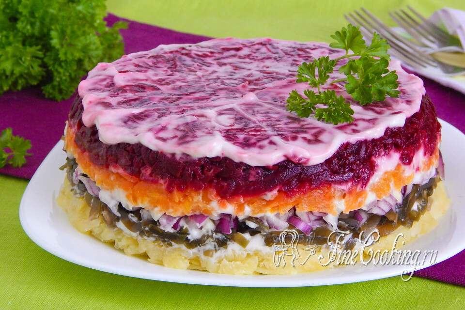 Салат со свеклой и морской капустой — готовое блюдо