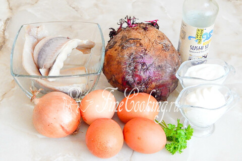Продукты для салата со свеклой и селедкой: свёкла, солёная сельдь, яйца, лук, рисовый уксус, сметана и майонез