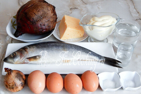 Продукты для салата со свеклой, сыром и селедкой: сельдь, свекла, яйца, лук, майонез
