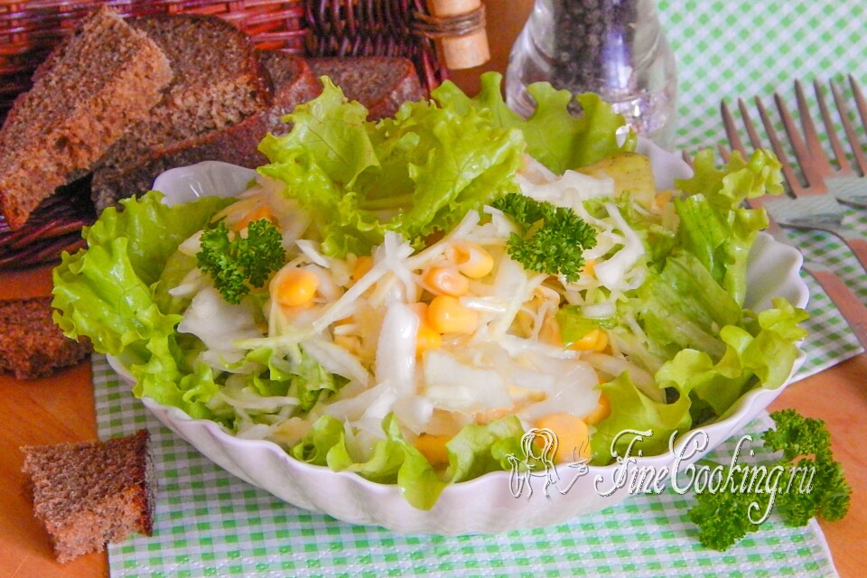 Салат со свежей капустой и кукурузой — готовое блюдо