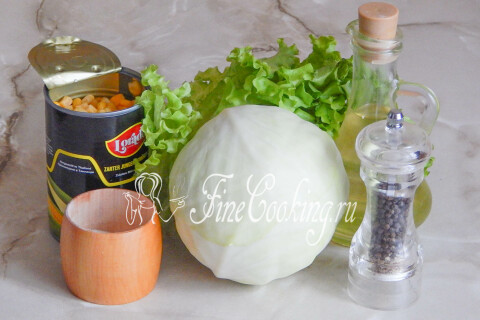 Продукты для салата с капустой и кукурузой: белокочанная капуста и специи