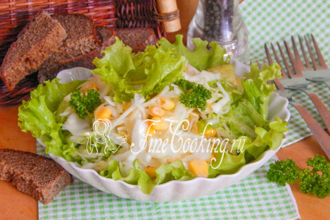 Готовый салат со свежей капустой и кукурузой в салатнике