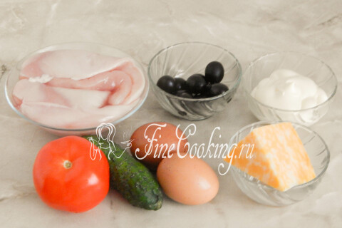 Продукты для салата Собачка: куриная грудка, огурец, помидор, яйца, сыр, майонез и маслины.