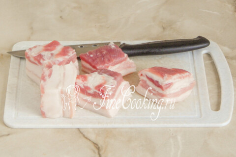 Грудинка, нарезанная небольшими кусками для банки