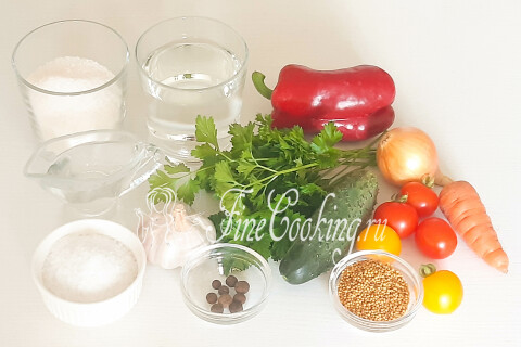 Продукты для маринованного ассорти: помидоры, огурцы, перец, лук, морковь, чеснок, петрушка и пряности.