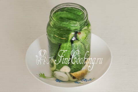 Овощи в банке, залитые крутым кипятком до самого верха.