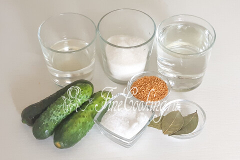 Продукты для огурцов по-фински: свежие огурцы, вода, сахар, уксус, соль, семена горчицы и лавровый лист.