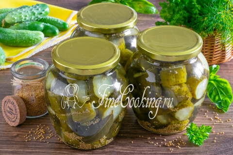 Маринованные огурцы по-фински с горчицей в открытой банке.