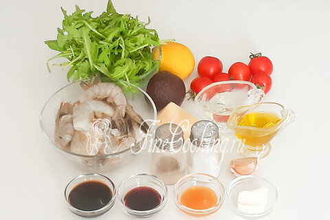Продукты для салата с креветками: креветки, руккола, томаты черри, авокадо, пармезан, чеснок, масла и соевый соус.