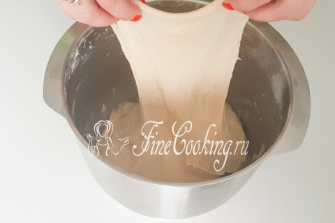 Гладкое и мягкое дрожжевое тесто, растянутое руками после замеса тестомесом