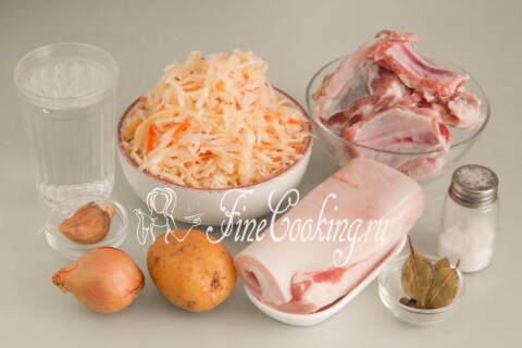 Продукты для щей из квашеной капусты: свинина на кости, сало, картофель, лук и специи
