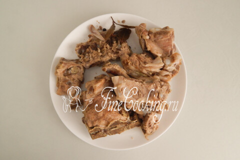 Отваренное мясо, вынутое из бульона, остывает на тарелке