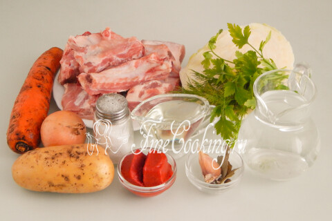 Продукты для щей из капусты со свининой: вода, свинина, картофель, капуста, лук, морковь, томатная паста, чеснок и зелень.