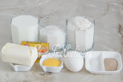 Продукты для сдобной булки: мука, молоко, сливочное масло, яйца, сахар, дрожжи и ванилин