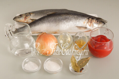 Продукты для маринованной сельди: свежемороженая рыба, кетчуп, лук, уксус и специи.