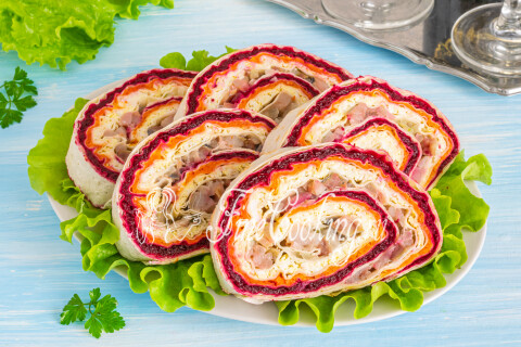 Селёдка под шубой в лаваше, нарезанная порционными кусочками