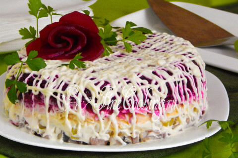 Готовая селёдка под шубой с розочкой из свёклы и веточками зелени