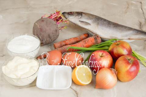 Продукты для салата Селёдка под шубой: сельдь, свёкла, морковь, яблоки, репчатый и зелёный лук, яйца, сметана и майонез