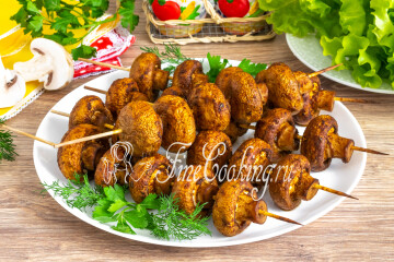 Шампиньоны целиком на шпажках в духовке