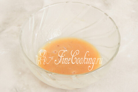Перемешанный ложкой маринад из мёда и горчицы в мисочке