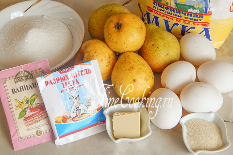 Продукты для шарлотки с грушами: свежие груши, мука, сахар и яйца