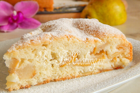 Шарлотка с грушами, разрезанная на порционные кусочки на тарелке