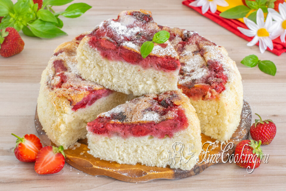 Шарлотка с клубникой — готовое блюдо