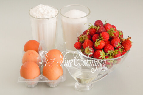 Продукты для шарлотки с клубникой: свежая клубника, яйца, мука и сахар