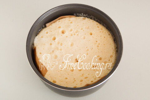 Готовая шарлотка с клубникой, поднявшаяся в чаше мультиварки
