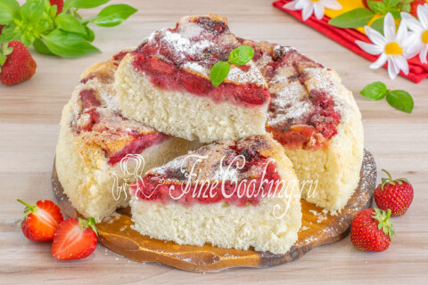 Кусок шарлотки с клубникой в разрезе с сочной ягодной начинкой