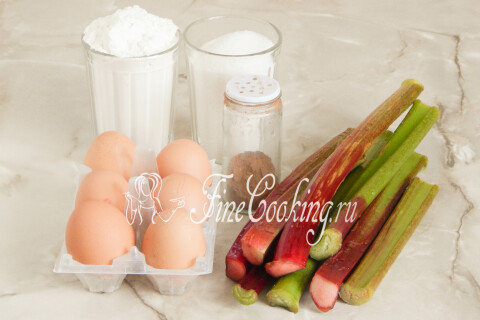 Продукты для шарлотки с ревенем: мука, яйца, сахар, ревень и корица.