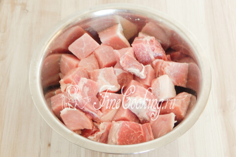 Куски свинины, сложенные в глубокую посуду для маринования.