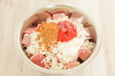 Кетчуп и приправа для шашлыка, добавленные к мясу с луком.