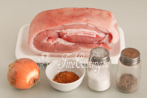 Продукты для шашлыка из свиной грудинки: мясо, репчатый лук, приправа для шашлыка