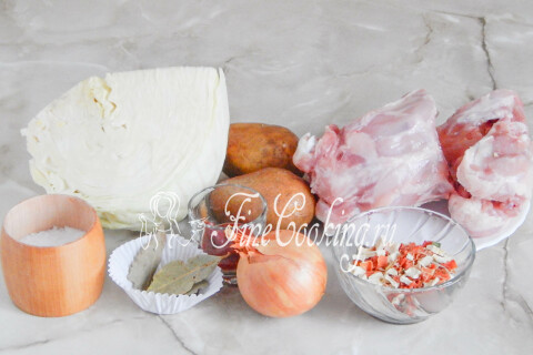 Продукты для щей: куриный суповой набор, капуста, картофель, морковь, лук и томатная паста