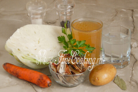 Продукты для щей с сушеными грибами: куриный бульон, капуста, картофель, морковь, грибы, зелень