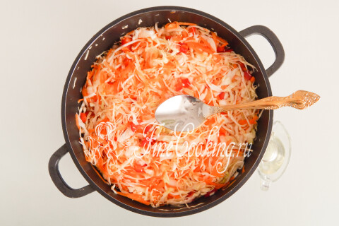 Овощи с растительным маслом, перемешанные в кастрюле