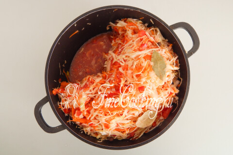 Кастрюля с овощами и заметным количеством овощного сока на дне