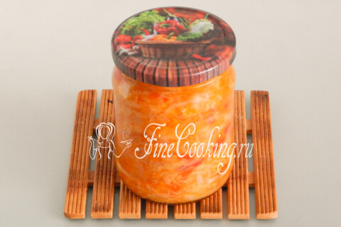 Банки с заправкой для щей, закрытые винтовыми крышками