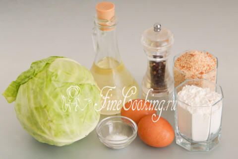 Продукты для капустных шницелей: капуста, куриные яйца, мука, сухари и масло