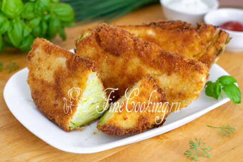 Капустные шницели с хрустящей корочкой, поданные на тарелке