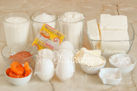 Продукты для шоколадной ватрушки: творог, мука, яйца, сахар, сметана, какао и курага