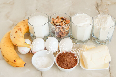 Продукты для шоколадно-бананового кекса: мука, бананы, сахар, сливочное масло, орехи, яйца, какао и сода.